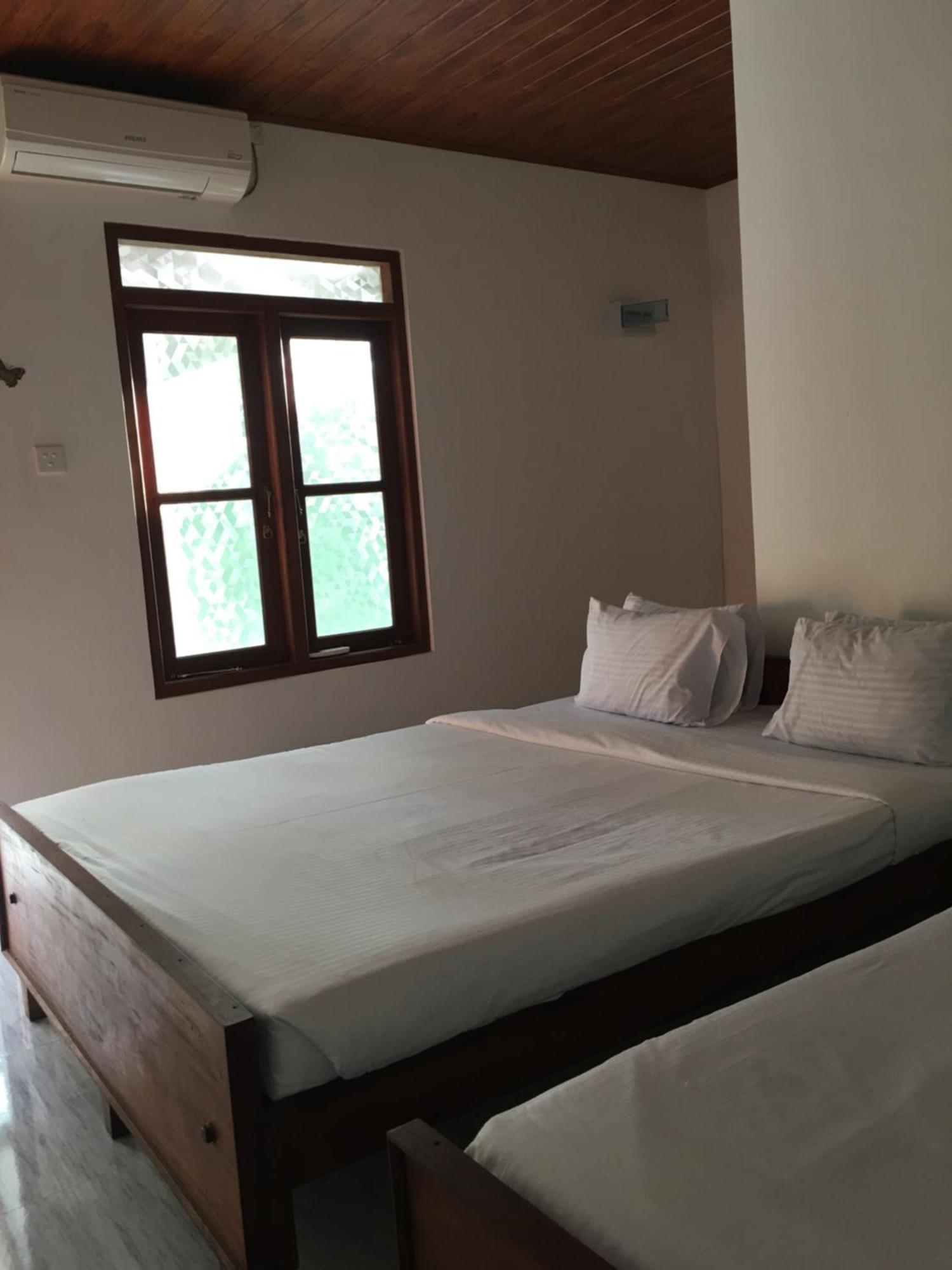 Lion Den Airport Transit Hotel, By Lion Voyages Private Limited, Free Airport Pickup & Drop, Free Wi-fi , Excellent Customer Service Gasthof *